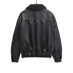 Giacca da donna in ecopelle nera con colletto in sherpa e orlo elastico, vista posteriore