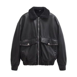 Giacca bomber da donna in ecopelle nera con colletto in pile e tasche cargo grandi