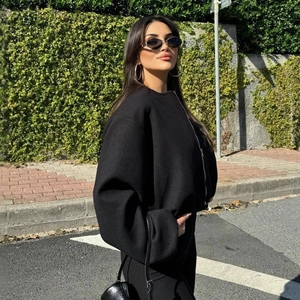 Veste bomber noire oversize pour femme avec fermeture éclair, tissu doux et style urbain chic