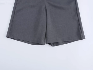 Dettaglio degli shorts in twill grigio scuro con cuciture di qualità e orlo dritto