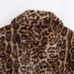 Manteau en fausse fourrure léopard pour femme avec col large et texture duveteuse marron