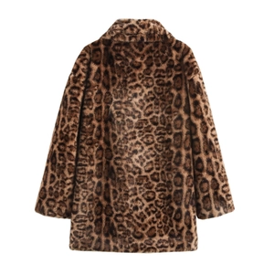 Vue arrière d'un manteau en fausse fourrure à imprimé léopard avec col à revers et coupe droite