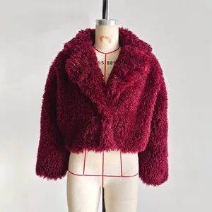 Burgunderfarbene Kunstpelzjacke mit großem Revers und dicker Langflor-Struktur