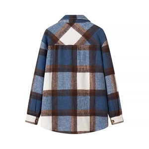 Gedetailleerd achteraanzicht van een geruite wollen damesjas met een blauw bruin ruitpatroon