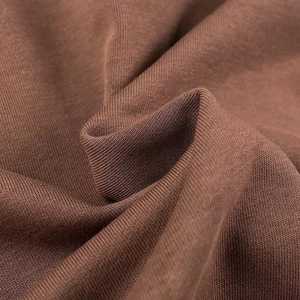 Dettaglio ravvicinato del tessuto a maglia marrone scuro per felpe streetwear moda