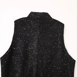 Mini robe noire en tweed à paillettes avec des textures métalliques scintillantes