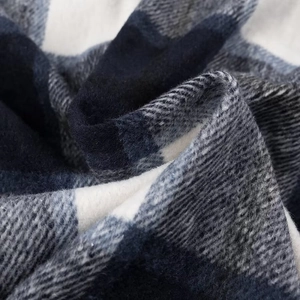 Macro-opname van blauw-witte geruite flanellen stof met zacht geborsteld oppervlak