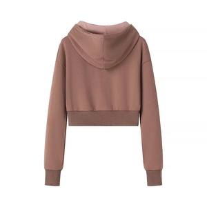 Vista posteriore di una felpa corta con cappuccio color malva e polsini a coste moda