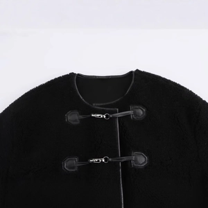 Veste courte en fausse fourrure noire pour femme avec fermeture à crochets argentés