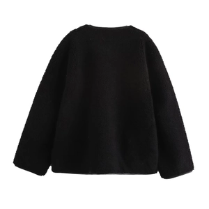 Vue arrière d'une veste en polaire sherpa noire avec un design streetwear élégant