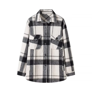 Dames shacket met zwart-wit geruit patroon, borstzakken en een klassieke knoopsluiting