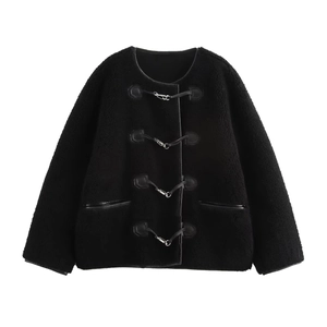 Veste mode en fausse fourrure noire pour femme avec boucles métalliques et liseré en cuir