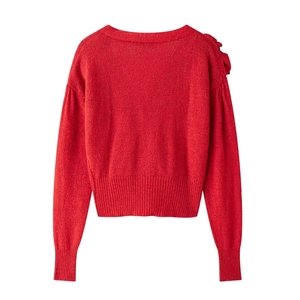 Vista dettagliata del retro del cardigan rosso in maglia con fiocco decorativo e polsini