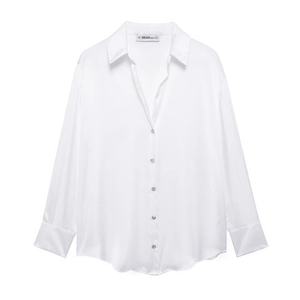Détail de la texture satinée blanche brillante et du col classique de cette chemise