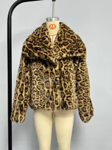 Détail de la texture léopard en fausse fourrure et revers d'un manteau d'hiver épais