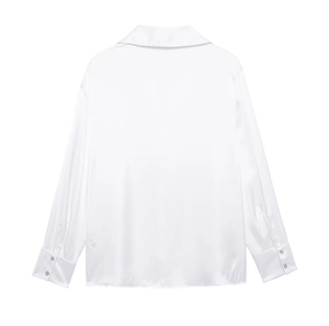 Détails de chemise blanche en satin à manches longues avec tissu soyeux et poignets boutonnés