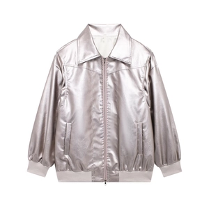 Détail d'une veste en similicuir argenté avec fermeture zippée et poignets côtelés pour femme