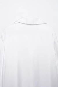 Vue détaillée du col arrière et de la texture satinée d'une chemise blanche