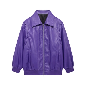 Détail de la veste en similicuir violette avec surpiqûres blanches et bords-côtes