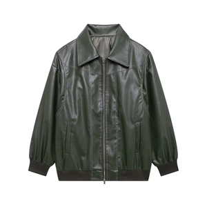 Détail d'une veste vintage en simili cuir vert forêt avec coutures blanches contrastées