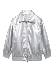 Détail de la veste aviateur argentée avec poignets en maille et texture brillante