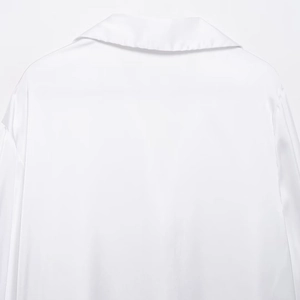 Chemisier en satin blanc pour femmes avec col rabattu et texture lisse élégante