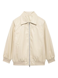 Détail de la veste en cuir PU crème avec fermeture éclair métallique et bords-côtes