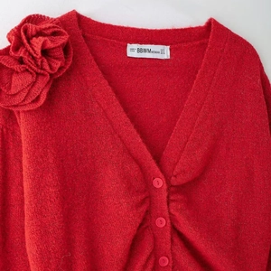 Cardigan da donna rosso in maglia con scollo a V e grande decorazione floreale 3D sulla spalla