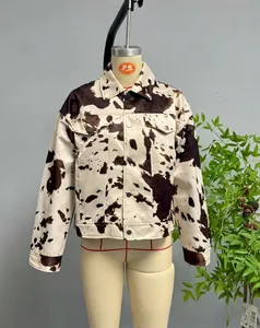 Vue détaillée de la veste en toile à motif vache avec boutons en métal et poches
