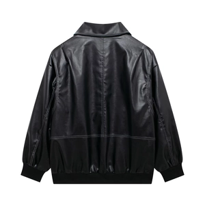 Vue détaillée du dos d'une veste en similicuir noir avec surpiqûres blanches contrastées