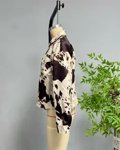Vue latérale de la veste à motif vache marron et blanc avec détails des poches à rabat