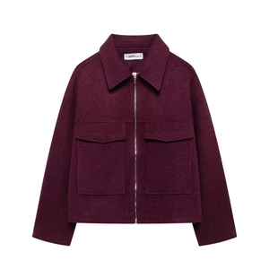 Giacca corta bordeaux da donna con colletto a rever e ampie tasche applicate