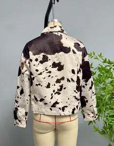 Vue détaillée du dos d'une veste courte avec imprimé vache classique en noir et blanc