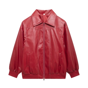 Détail de la veste en similicuir rouge avec surpiqûres blanches et poignets côtelés