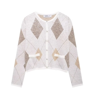 Détail de paillettes sur cardigan en maille à losanges avec col rond et poches