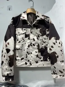 Détails de la veste à imprimé vache avec boutons métalliques et poches poitrine