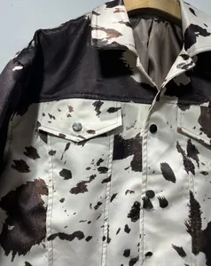 Détail d'une veste à imprimé animal contrasté avec boutons en métal et poches poitrine