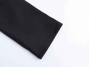 Dettaglio delle cuciture di alta qualità e trama del tessuto nero sul vestito