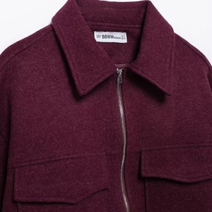 Giacca da donna in lana bordeaux con ampie tasche e cerniera per un look fashion street