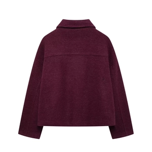 Giacca corta in lana bordeaux con colletto a rever e spalle scese vista posteriore