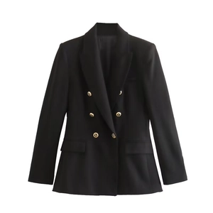 Dettaglio del blazer nero doppiopetto con bottoni in metallo dorato e tasche con patta classiche