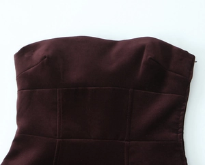 Détails de la robe bustier en velours avec coutures structurées et zip invisible