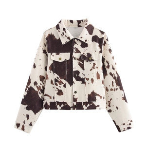 Vue détaillée de la veste courte à motif vache avec col classique et poches à rabat