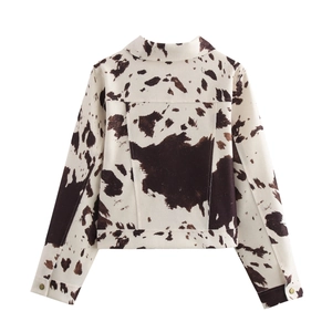 Détail du dos d'une veste courte à motif vache avec boutons dorés aux poignets