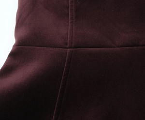 Vue détaillée des coutures et de la texture du matériau en velours rouge profond