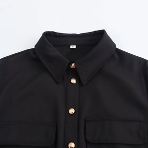 Elegante abito midi nero con bottoni dorati a rilievo e cintura da donna