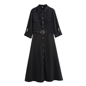 Elegante abito midi nero a maniche lunghe con cintura e dettagli in metallo dorato