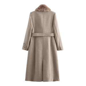 Vue détaillée du dos du manteau en laine kaki avec col en fourrure marron et ceinture assortie