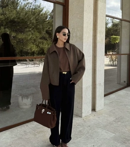 Détails de la veste courte en laine marron vintage avec fermeture éclair et col à revers