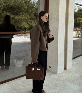 Détails d'une veste courte en laine marron avec col à revers et coupe décontractée